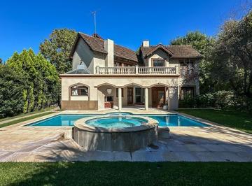 Casa · 289m² · 9 Ambientes · 1 Cochera · Excelente Casa en Alquiler