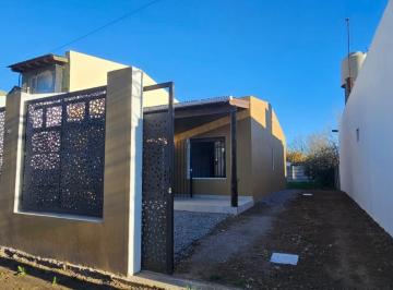 Casa · 80m² · 3 Ambientes · 1 Cochera · Alquiler Casa 2 Dorm.