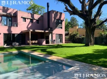 Casa · 250m² · 4 Ambientes · Verano 2027 - Alquiler 2da Quincena de Enero 27 - Lomas de San Isidro - Barrio Cerrado
