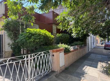 Casa · 140m² · 5 Ambientes · Oportunidad Casa 5 Amb Ideal 2 Flias Muy Buen Estado Gral, Luminosa y Bien Ubica