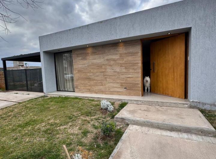 Casa · 200m² · 6 Ambientes · 2 Cocheras