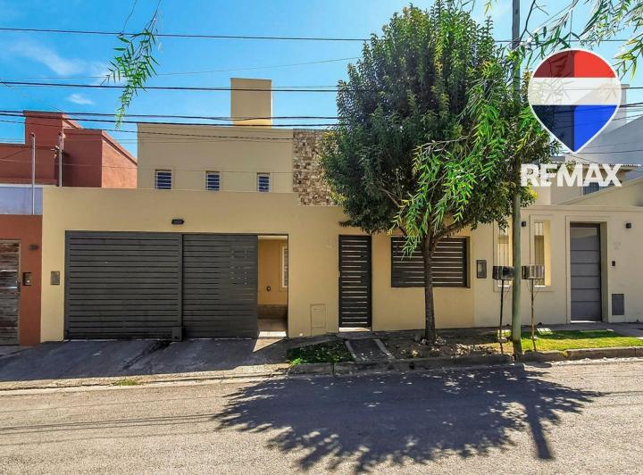 Casa · 194m² · 6 Ambientes · 2 Cocheras