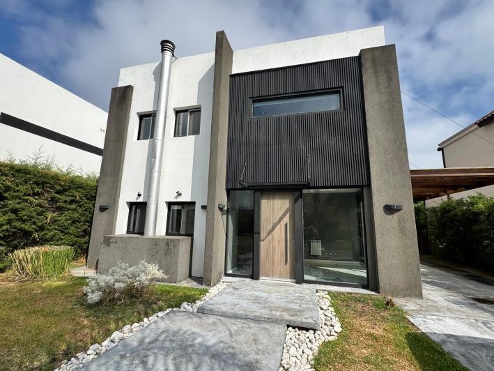 Casa · 330m² · 8 Ambientes · 2 Cocheras