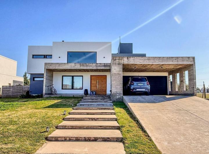 Casa · 473m² · 8 Ambientes · 2 Cocheras