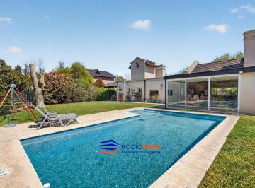 Casa · 975m² · 5 Ambientes · Casa a La Venta en Campos de Alvarez