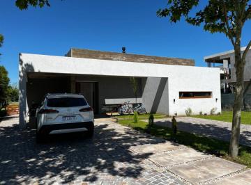 Casa de 5 ambientes, Brandsen · Moderna Casa en Haras del Sur II | Fondo Al Golf | Piscina | Galería Cerrada | Amueblada y Equipada