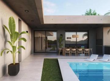 Casa · 151m² · 4 Ambientes · 2 Cocheras · Casa en Alquiler en San Sebastian con Pileta