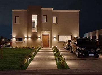 Casa · 820m² · 5 Ambientes · 4 Cocheras · Casa - San Sebastian