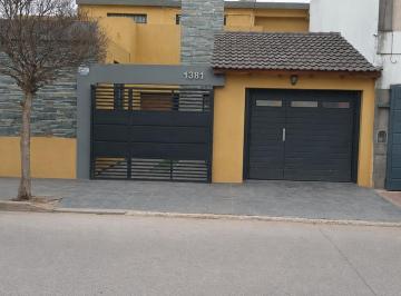 Casa · 220m² · 8 Ambientes · Excelente y Amplia Casa en Barrio Colon! Oportunidad, Apta Credito!