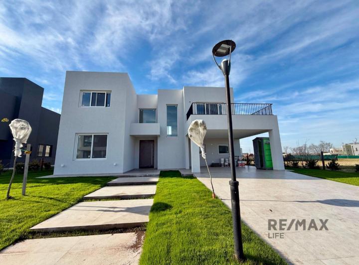 Casa · 221m² · 4 Ambientes