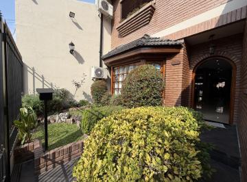 Casa · 242m² · 5 Ambientes · 1 Cochera · Venta Casa 5 Amb con Cochera Pileta Quincho - Flores
