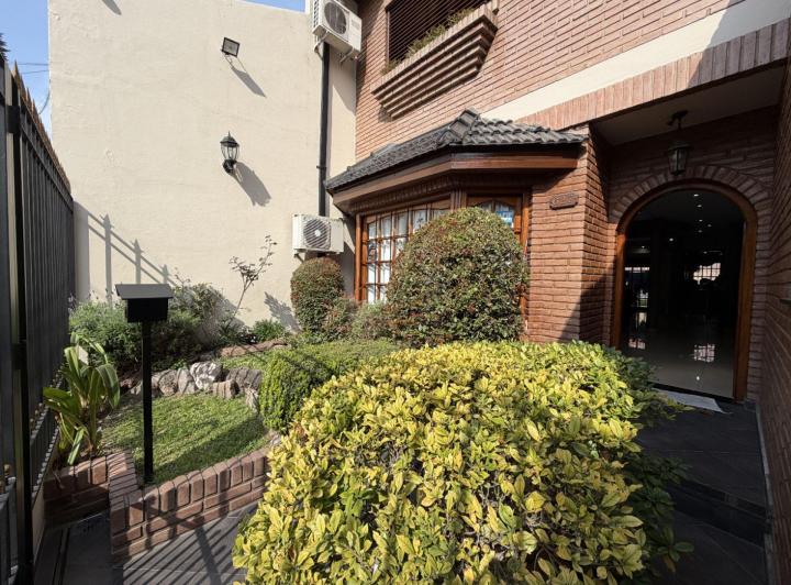 Casa · 242m² · 5 Ambientes · 1 Cochera