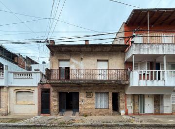 Casa · 130m² · 4 Ambientes · 1 Cochera · Casa a Remodelar de 2 Dorm. con Cochera en La Zona de La Terminal