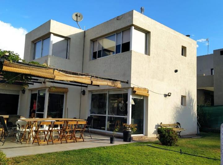 Casa · 200m² · 4 Dormitorios · 3 Cocheras
