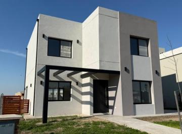 Casa · 203m² · 5 Ambientes · 3 Cocheras · Casa en Venta en Barrio Privado Santa Elisa, Pilar del Este.