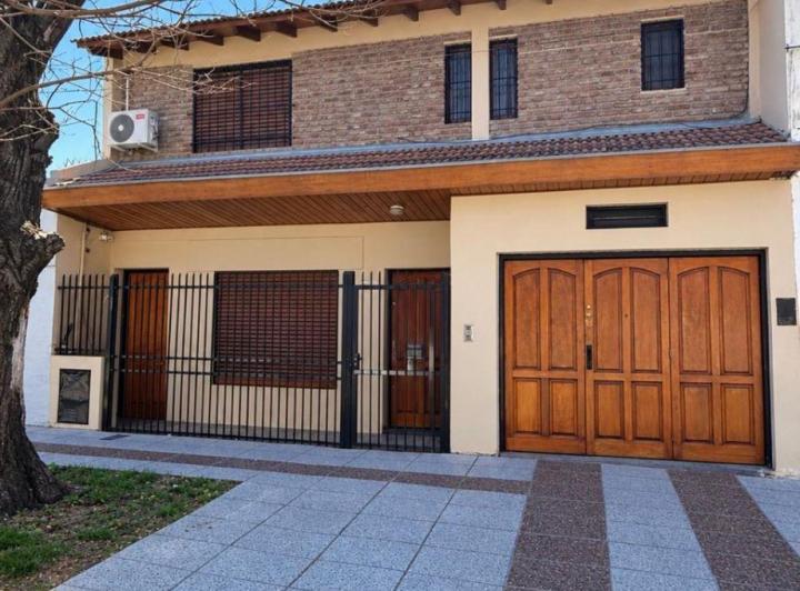 Casa · 165m² · 5 Ambientes · 1 Cochera