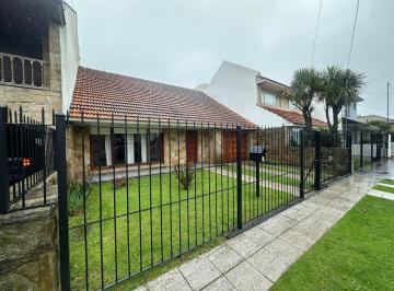 Casa · 200m² · 4 Ambientes · 3 Cocheras · Alquiler Casa en Zona Divino Rostro