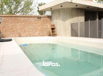 Casa de 6 ambientes, Funes · Casa en Funes con 3 Dorm., Pileta, Parrillero y Cochera Cubierta
