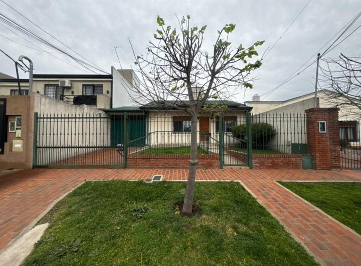 Casa · 200m² · 4 Ambientes · 2 Cocheras