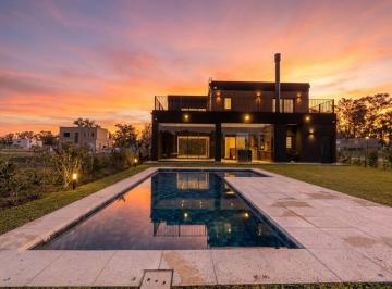 Casa · 243m² · 4 Ambientes · 3 Cocheras · Venta Casa 4 Amb. Bo. Santa Sofia, Pilar C/pileta