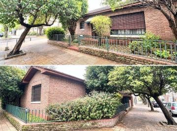 Casa · 180m² · 4 Ambientes · 2 Cocheras · Venta de Casa con Jardín y Quincho en Béccar a Reciclar.