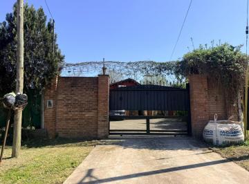 Quinta vacacional · 105m² · 4 Ambientes · 2 Cocheras · Venta de Casa Quinta - Bo. Parque Moreno - Se Acepta Permuta