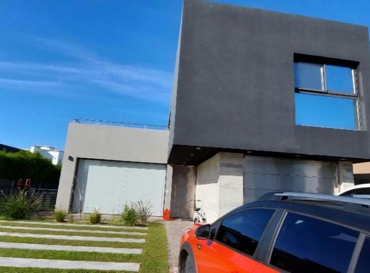 Casa · 300m² · 4 Ambientes · 2 Cocheras