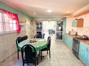 Casa · 221m² · 8 Ambientes · Casa 3 Dorm. con Local Bº Palazzo