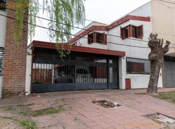 Casa · 240m² · 7 Ambientes · 2 Cocheras · 524 Entre 9 y 10 Tolosa, La Plata - Casa de 4 Dorm., Quincho y Pileta en Venta