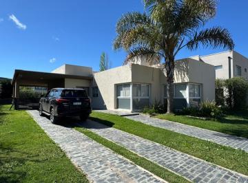 Casa · 170m² · 4 Ambientes · 2 Cocheras · Casa en Alquiler en San Sebastian Tres Dorm.