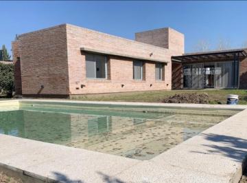 Casa · 180m² · 4 Ambientes · 2 Cocheras · Venta de Casa con 3 Dorm., Barrio Cerrado - Funes