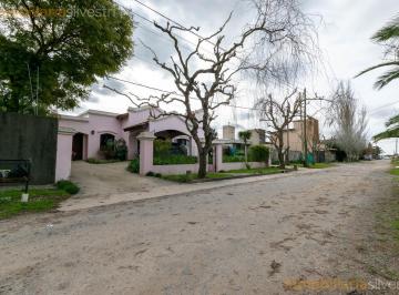Casa · 222m² · 6 Ambientes · 5 Cocheras · 499 Entre 5 y 6 Villa Castells, La Plata - Casa de 3 Dorm. con Departamento Al Fondo en Venta