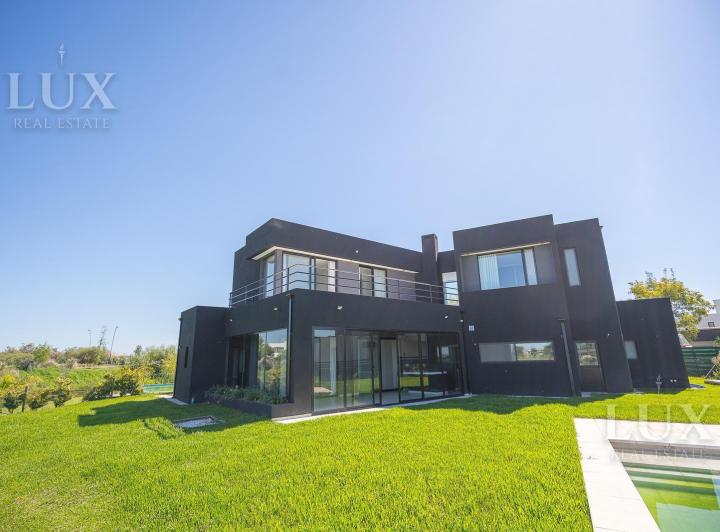 Casa · 350m² · 6 Ambientes · 6 Cocheras
