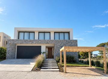 Casa · 450m² · 7 Ambientes · 4 Cocheras · Venta Casa en Marítimo I