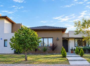 Casa de 11 ambientes, Maipú · Casa de Categoría en Venta en B° Terruños de Araoz II – Maipú