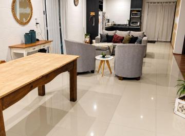 Casa · 140m² · 5 Ambientes · Venta Casa en Russel Maipú