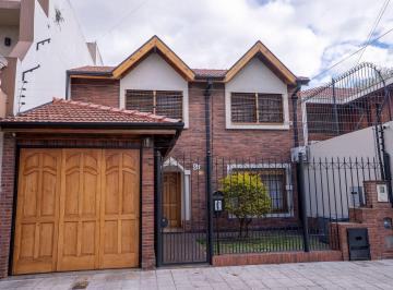 Casa · 260m² · 5 Ambientes · 2 Cocheras · Casa Banfield 5 Ambientes Quincho Pileta Jardin