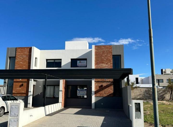 Casa · 144m² · 4 Ambientes · 2 Cocheras