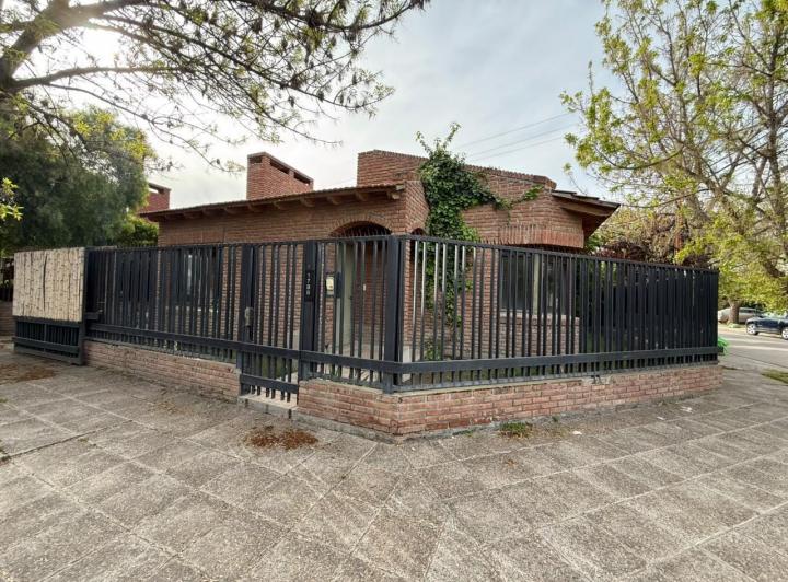 Casa · 90m² · 4 Ambientes · 1 Cochera