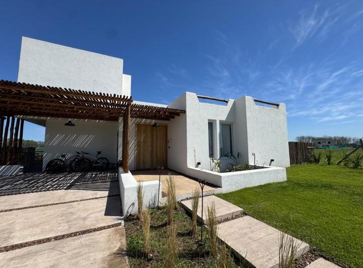Casa · 190m² · 3 Dormitorios · 4 Cocheras