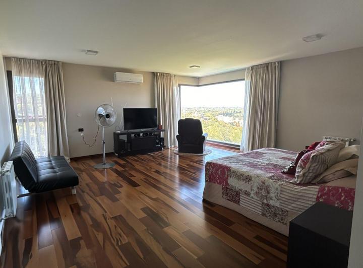 Casa · 1600m² · 7 Ambientes · 4 Cocheras