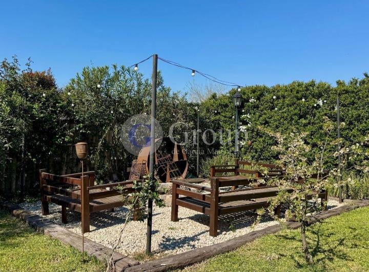 Casa · 335m² · 7 Ambientes · 3 Cocheras