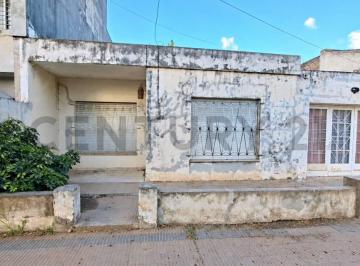 Casa · 109m² · 5 Ambientes · Casa de Tres Dorm. a Reciclar con Cochera - Venado Tuerto