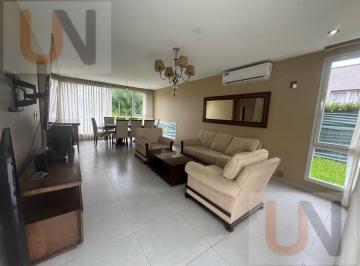 Casa · 300m² · 6 Ambientes · 1 Cochera · Casa - Quinta Azucena