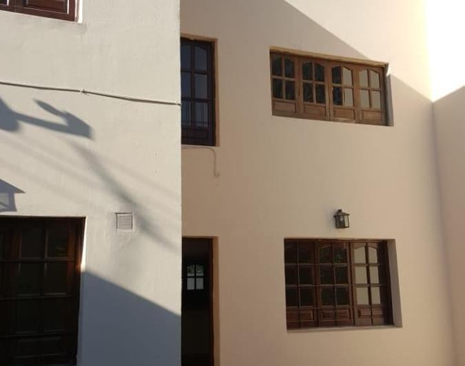 Casa · 8 Ambientes · 2 Cocheras
