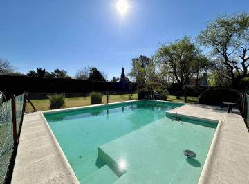 Casa · 130m² · 4 Ambientes · 2 Cocheras · Venta Casa de 3 Dorm. con Amplio Jardín y Pileta en Las Quintas, Funes