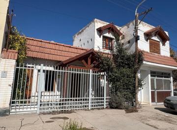 Casa · 322m² · 6 Ambientes · 1 Cochera · Venta Casa C/quincho + 3 Deptos