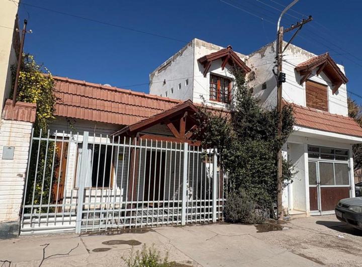 Casa · 322m² · 6 Ambientes · 1 Cochera