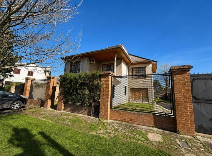 Casa · 200m² · 4 Ambientes · 2 Cocheras