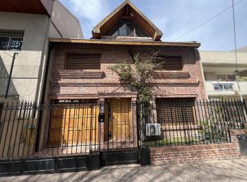 Casa · 290m² · 5 Ambientes · 2 Cocheras · Casa en Venta en Perfecto Estado, Lindo Jardín con Pileta y Parrilla.